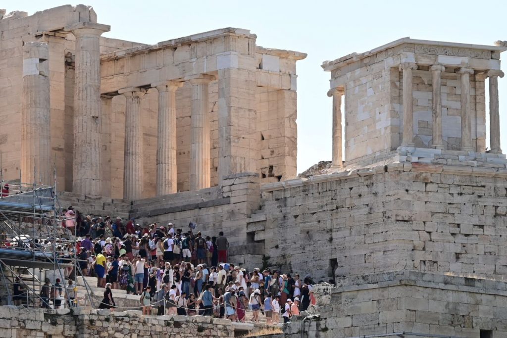Καύσωνας «Κλέων»: Κλειστή η Ακρόπολη μέχρι τις 17.00 – Αστυνομικοί πήραν με φορείο τουρίστρια που λιποθύμησε