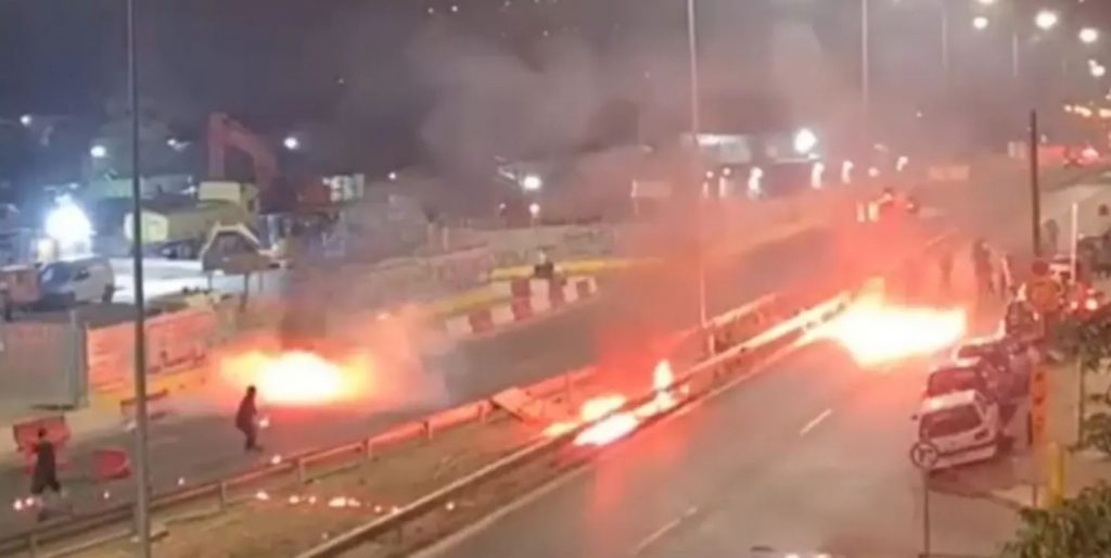 Άλσος Βεΐκου: Μάχες κουκουλοφόρων και αστυνομικών με μολότοφ και χημικά