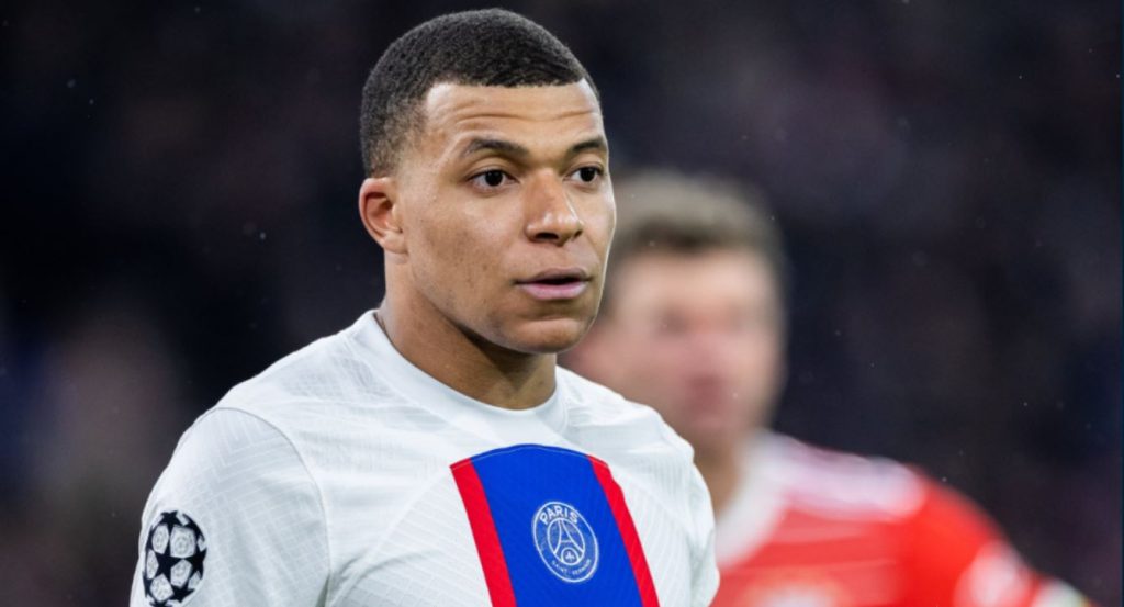 Στο Καμερούν ο Εμπαπέ – Εντυπωσιακή υποδοχή