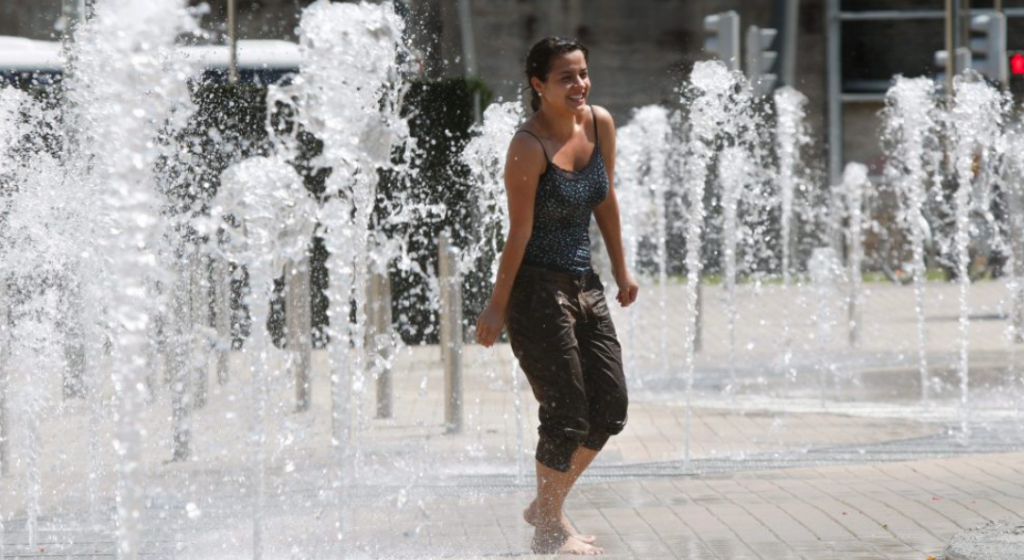 Καύσωνας: Ο «Κλέων» επελαύνει στη χώρα – Σπάνε τα θερμόμετρα, πότε υποχωρεί