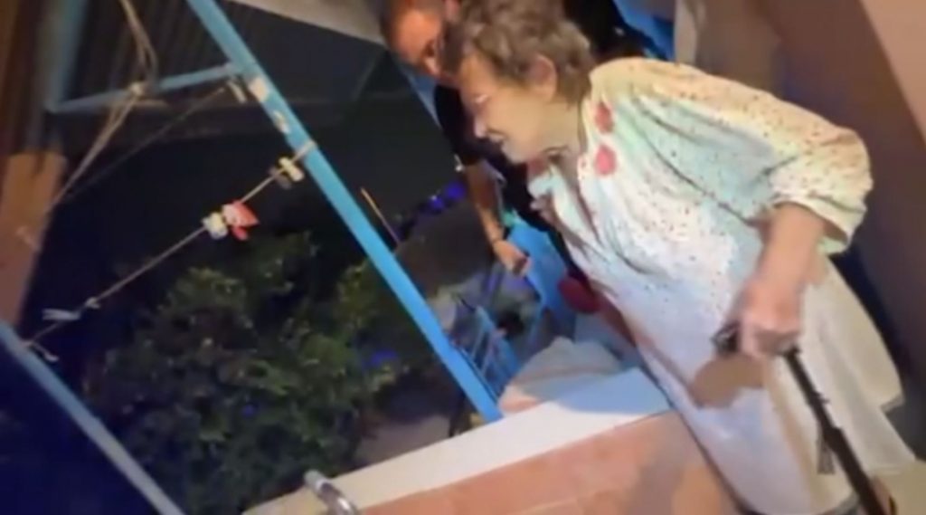 Φωτιά: Συγκινητικό βίντεο με τη διάσωση ηλικιωμένης από την ΕΛ.ΑΣ στην Πάρνηθα