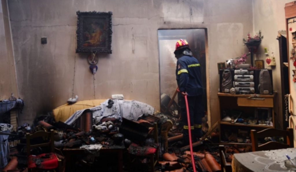 Φωτιά στη Φυλή: Το σπίτι της καταστράφηκε ολοσχερώς – Την έσωσε ο εγγονός της την τελευταία στιγμή