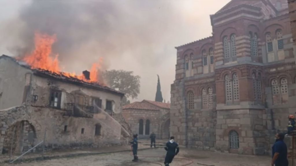 Βοιωτία: Φωτιά στην ιστορική Μονή του Οσίου Λουκά – Κάηκε ένα από τα παλαιότερα κτίρια