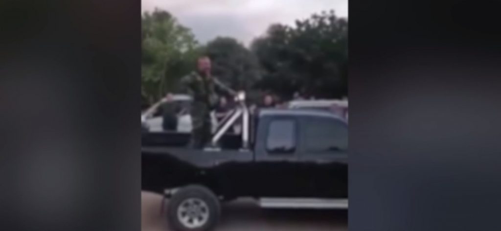 Βίντεο ντοκουμέντο δείχνει άντρα να δίνει οδηγίες σε πολίτες για το πώς να συλλαμβάνουν μετανάστες – «Όχι όπλα, όχι μαχαίρια»