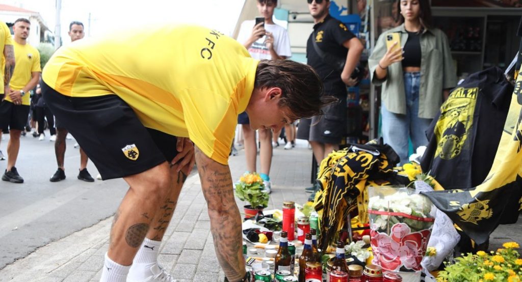 Νέα Φιλαδέλφεια: Λουλούδια από φιλάθλους & παίκτες της ΑΕΚ στο σημείο που δολοφονήθηκε ο 29χρονος