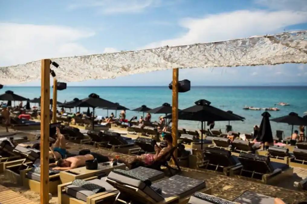 Χαλκιδική: Άγριος ξυλοδαρμός για μια πετσέτα -Ηλικιωμένο ζευγάρι έζησε τον «εφιάλτη» στα χέρια ιδιοκτήτη beach bar