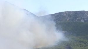 Φωτιά στην Πάρνηθα: Στιγμές τρόμου στο Μενίδι – Σπίτια τυλίχτηκαν στις φλόγες