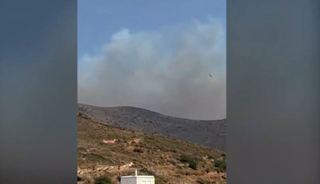 Άνδρος: Καίει ανεξέλεγκτα η φωτιά που ξέσπασε από κεραυνό – Εκκενώνονται οικισμοί