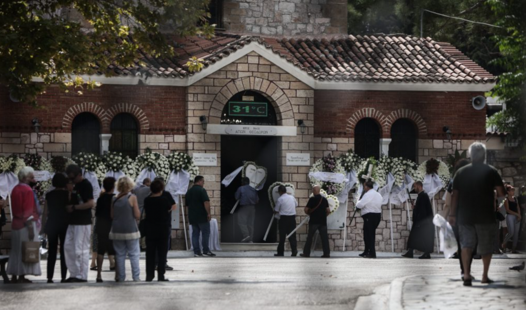 Ικαρία: Θλίψη και οδύνη στο «τελευταίο αντίο» του 11χρονου που πνίγηκε στους Φούρνους