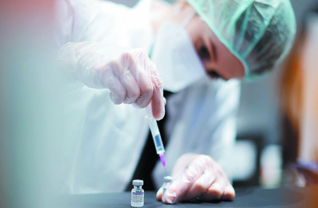 Κορωνοϊός: Επιστρέφουν οι μάσκες σε κλειστούς χώρους