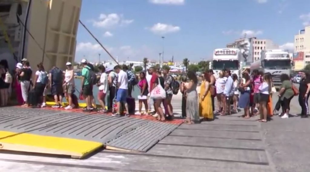 Λιμάνι Πειραιά: Εγκαταλείπουν την Αττική οι αδειούχοι του Αυγούστου – Η εκτιμώμενη κίνηση στα λιμάνια