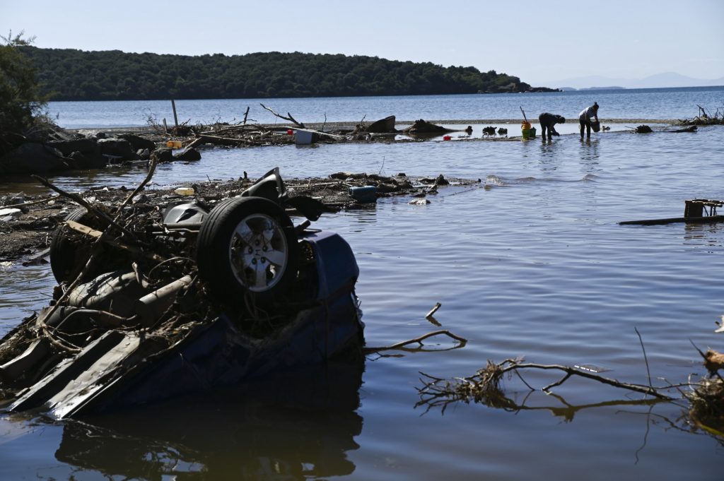 Κακοκαιρία Daniel: Αγώνας επιβίωσης εγκλωβισμένων μέσα στις λάσπες – Απέραντη λίμνη ο θεσσαλικός κάμπος