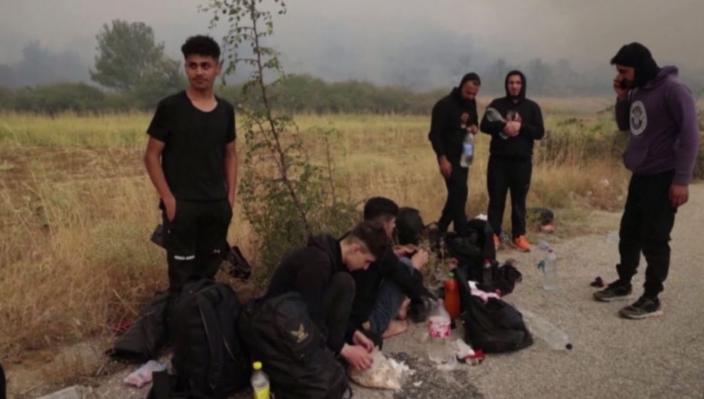 Φωτιά στον Έβρο: Απεγκλωβίστηκαν από πυροσβέστες 25 μετανάστες στο δάσος της Δαδιάς