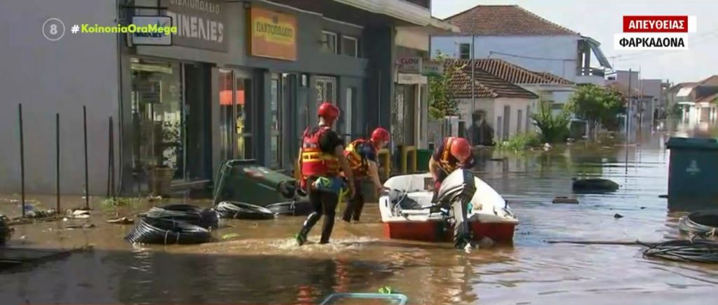 Οδοιπορικό του MEGA στην Φαρκαδόνα Τρικάλων – Απεγκλωβισμοί της ΕΜΑΚ με βάρκες