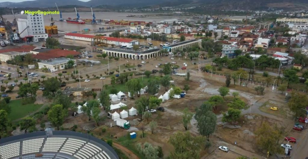 Κακοκαιρία Daniel: Σε απέραντη λίμνη μετατράπηκε ο Βόλος – Χωρίς ρεύμα και νερό οι κάτοικοι