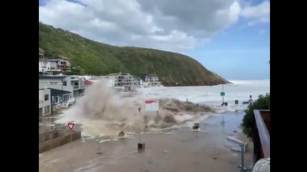 Νότια Αφρική: Τεράστια κύματα 9,5 μέτρων σκόρπισαν τον τρόμο στο παραλιακό μέτωπο
