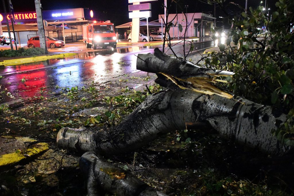 Κακοκαιρία Elias: Στο «μάτι του κυκλώνα» η πολύπαθη Εύβοια – Δρόμοι μετατράπηκαν σε ποτάμια