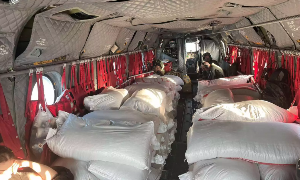 Θεσσαλία: Με ελικόπτερα οι αποστολές ζωοτροφών στα απομακρυσμένα χωριά