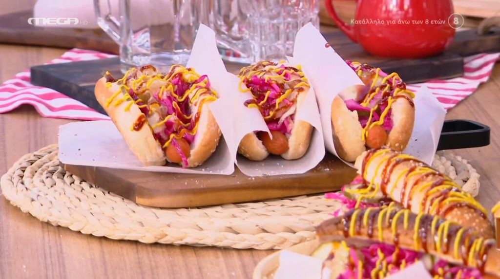 Ο Τίμος Ζαχαράτος μάς ετοιμάζει σπιτικό hot dog