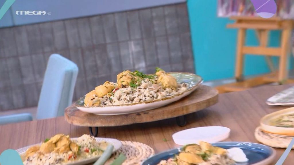 Ο Τίμος Ζαχαράτος μάς ετοιμάζει κοτόπουλο με ρύζι και γιαούρτι