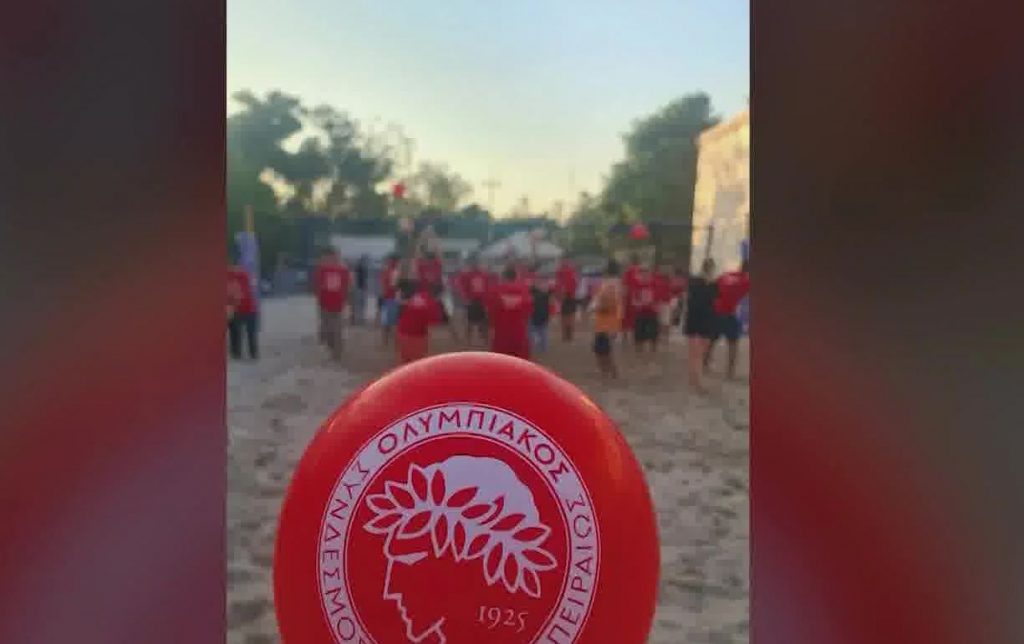 Το ερυθρόλευκο βόλεϊ κοντά στα μικρά παιδιά