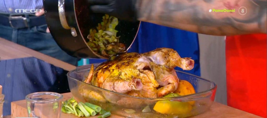 Ο Τίμος Ζαχαράτος μάς ετοιμάζει κοτόπουλο αρωματισμένο με πορτοκάλι και γλυκοπατάτες