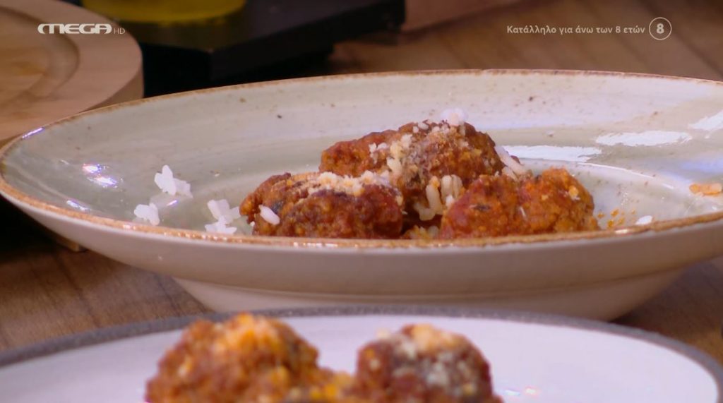 Ο Τίμος μάς ετοιμάζει σουτζουκάκια σμυρνέικα