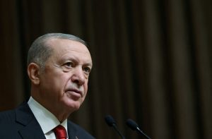 Ερντογάν: Το «παιχνίδι της εικόνας» με συνοδεία που θυμίζει σουλτάνο & τα μηνύματα για τα ελληνοτουρκικά