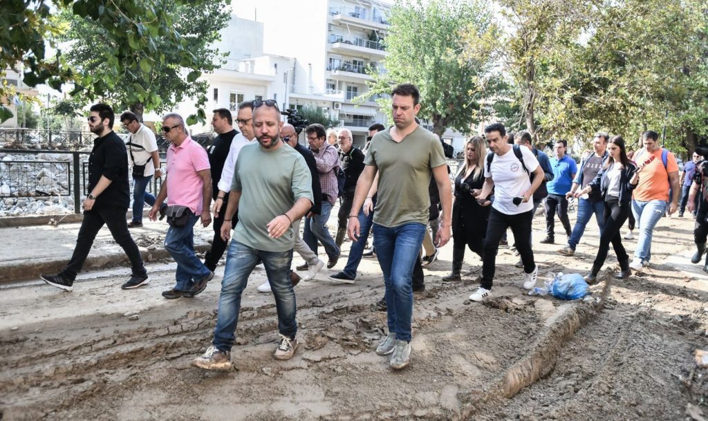 Στέφανος Κασσελάκης: Επισκέφτηκε τον Βόλο – «Χρειάζονται χέρι βοήθειας και όχι χαστούκι»