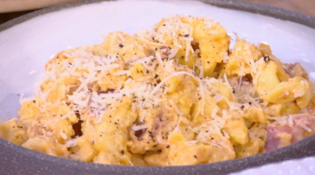 Ο Τίμος Ζαχαράτος μάς ετοιμάζει τορτελίνια με προσούτο