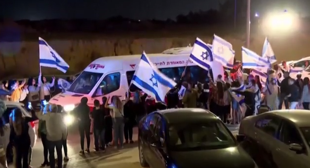 Συγκλονίζουν οι μαρτυρίες των ομήρων που απελευθέρωσε η Χαμάς