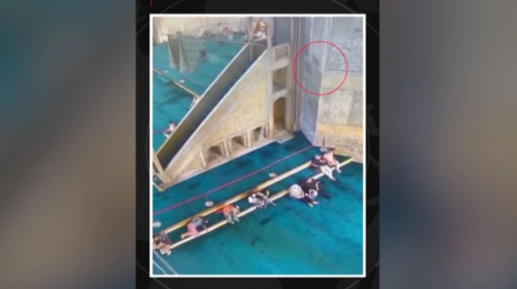 Καταρρέει η Αγία Σοφία – Σοβάδες από τον τρούλο έπεσαν πάνω σε προσκυνητές