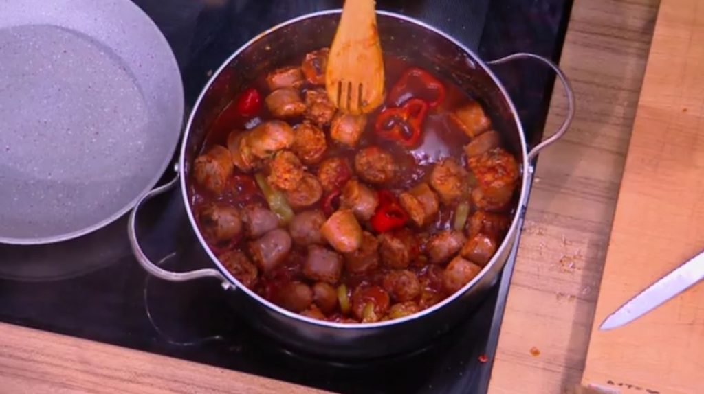 Η Δανάη Μπάρκα μάς ετοιμάζει σπετσοφάι