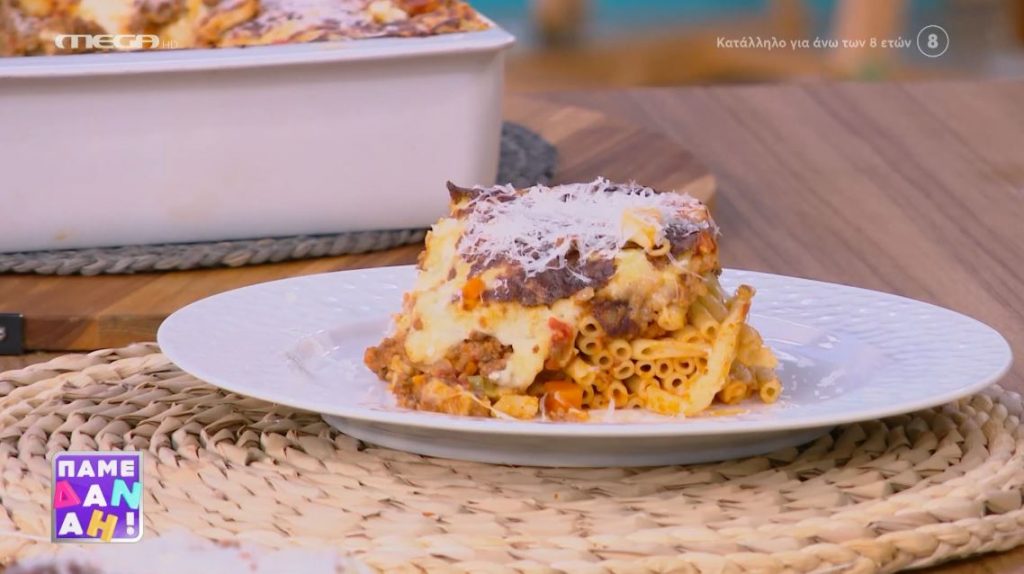 Ο Τίμος Ζαχαράτος μάς ετοιμάζει παστίτσιο με μπεσαμέλ πατάτας