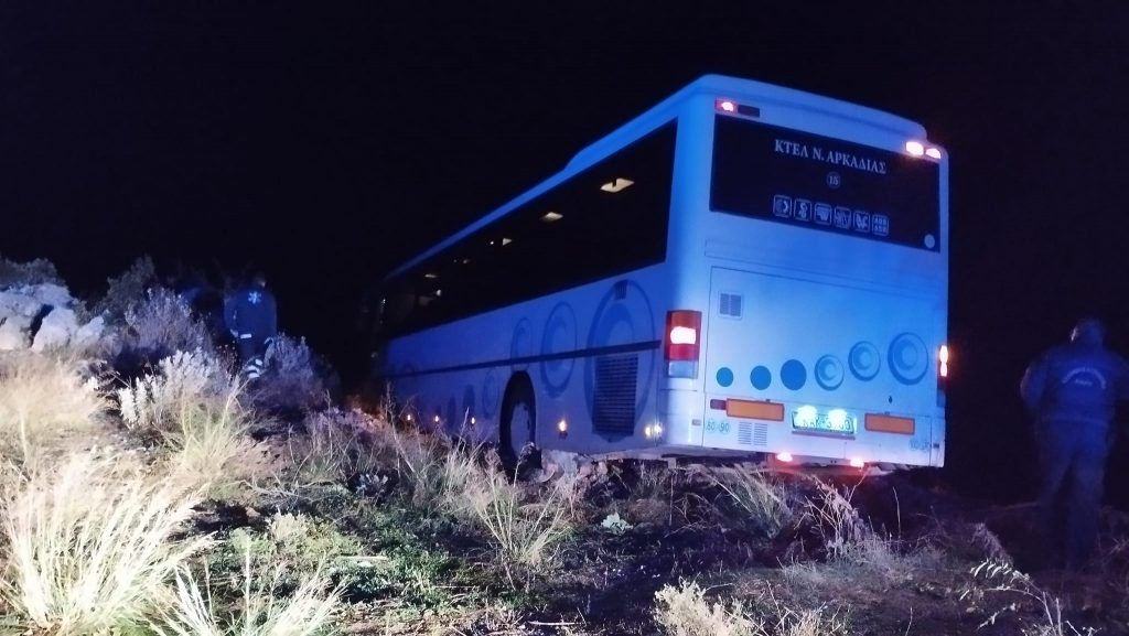 Αρκαδία: Λεωφορείο έμεινε στο γκρεμό μετά από ανακοπή του οδηγού