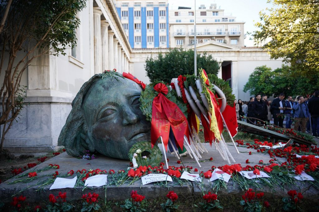 Μισός αιώνας από την αιματοβαμμένη εξέγερση του Πολυτεχνείου – Σε εξέλιξη η μεγαλειώδης πορεία στην αμερικάνικη πρεσβεία