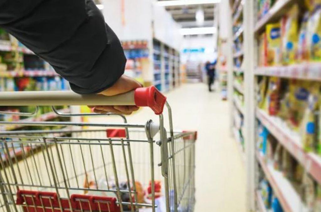Σούπερ μάρκετ: Μειώσεις τιμών σε προϊόντα «πρώτης ανάγκης» – Αποτριχωτικές ταινίες & πάτοι παπουτσιών ανάμεσά τους