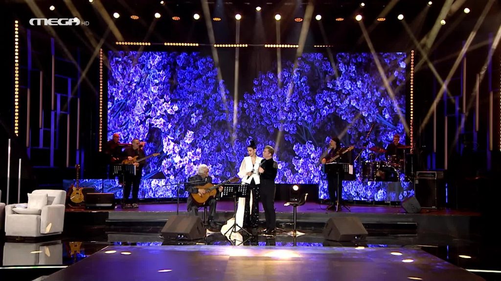 «Σύνορα η αγάπη δεν γνωρίζει» τραγουδά ο Κώστας Χατζής, με την κόρη του Δανιέλα και τον Τάκη Ζαχαράτο