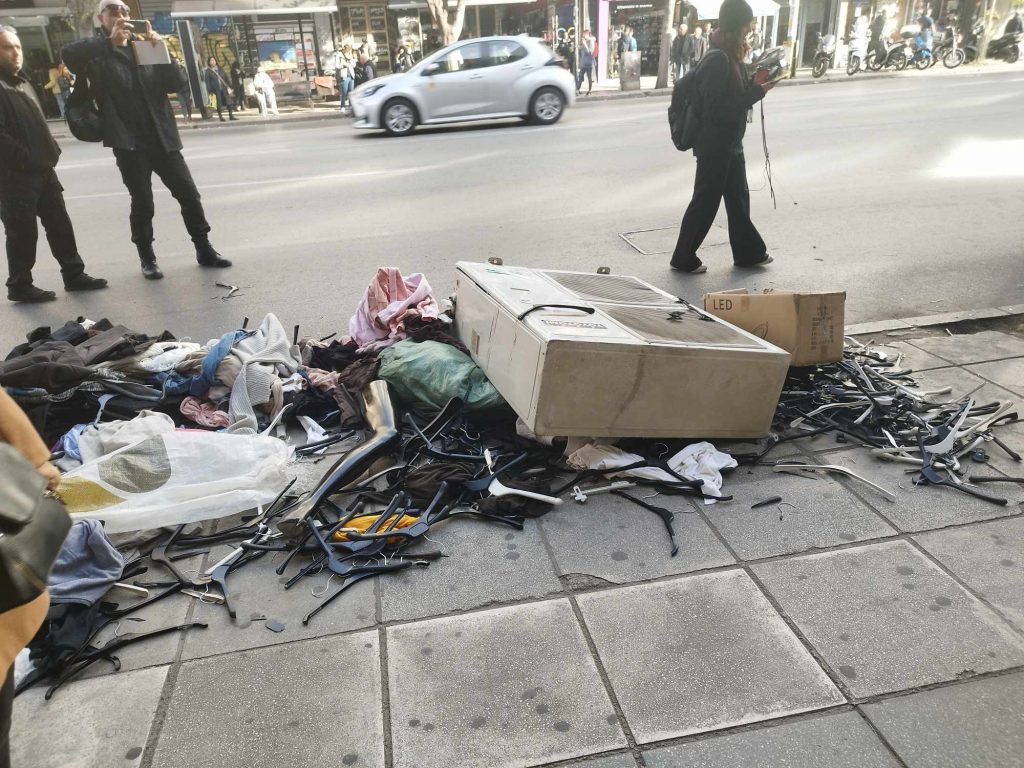 Θεσσαλονίκη: Πέταξαν σακιά με ρούχα μπροστά από μαγαζί – Οι περαστικοί δοκίμαζαν και έπαιρναν ό,τι τους έκανε