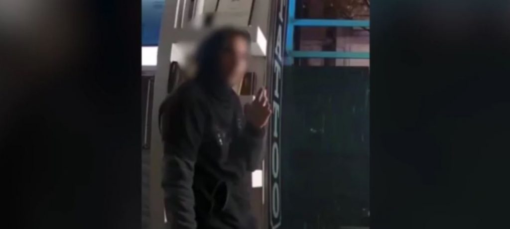 Θεσσαλονίκη: Ατάραχοι διαρρήκτες ψάχνουν μέσα σε μαγαζί με τατουάζ για χρήματα – Βίντεο ντοκουμέντο από τη δράση τους