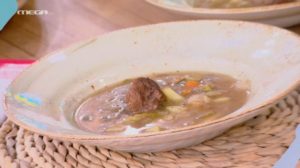 Ο Τίμος Ζαχαράτος μάς ετοιμάζει μοσχαρόσουπα