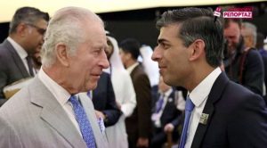 Ο βασιλιάς Κάρολος «τρόλαρε» τον Σούνακ – Φόρεσε γραβάτα με ελληνικές σημαίες