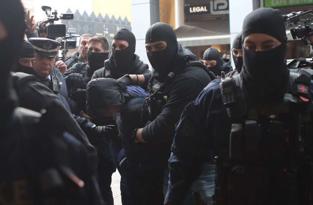 Επεισόδια στου Ρέντη: «Δεν ξέρω εάν η δική μου φωτοβολίδα χτύπησε τον αστυνομικό» – Οι ισχυρισμοί του 18χρονου