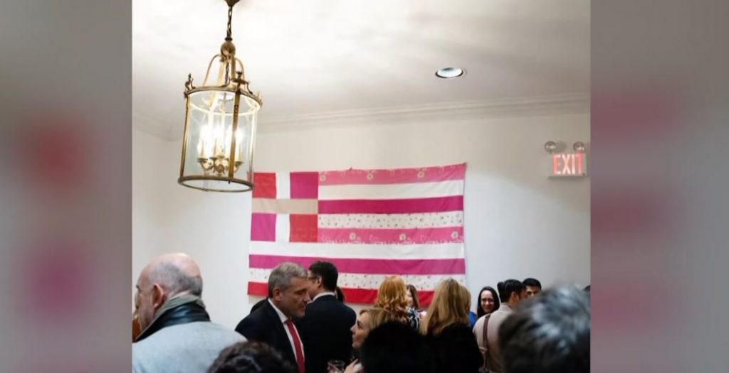 Συνεχίζεται η κόντρα για την ροζ ελληνική σημαία – «Δεν ζήτησα να τιμωρηθεί κανένας», λέει ο Νατσιός