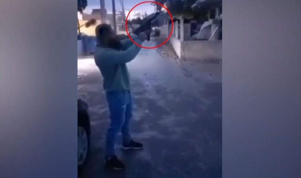 Μέγαρα: «Επίδειξη» με πυροβολισμούς με αυτόματο όπλο δίπλα σε σπίτια – Βίντεο ντοκουμέντο