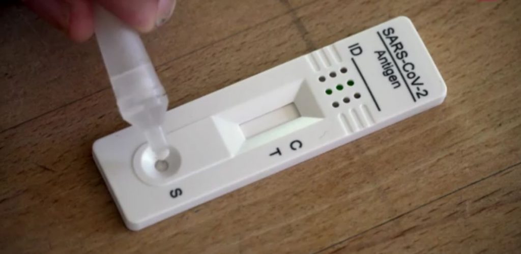 Κορωνοϊός: Έξαρση κρουσμάτων – Ουρές στα φρμακεία