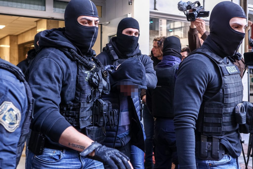 Ρέντης: «Να τιμωρηθεί ο γιος μου αν το έκανε αλλά όχι μόνο αυτός» – Τι ειπαν οι γονείς του 18χρονου που τραυμάτισε τον αστυνομικό