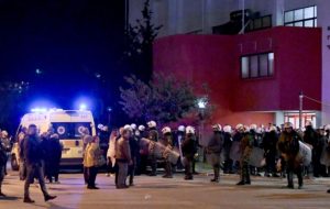 Ρέντη: Ποιος είναι ο 18χρονος που συνελήφθη για τη φωτοβολίδα στον αστυνομικό – Οδηγείται στον εισαγγελέα
