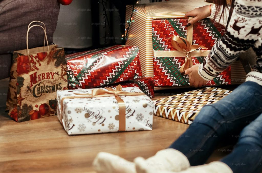 Έρχονται τα «καλάθια των εορτών» με κρέατα, γλυκά και παιχνίδια