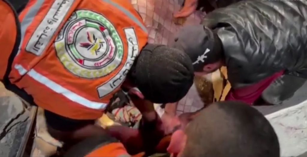 Γάζα: Ακτίδα ζωής μέσα στον πόλεμο – Μωρό βγήκε ζωντανό από τα συντρίμμια